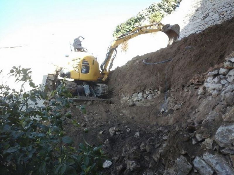 térrassement à la mini pelle pour la réparation d'un vieux mur du chateau féodal d' ollioules en région PACA